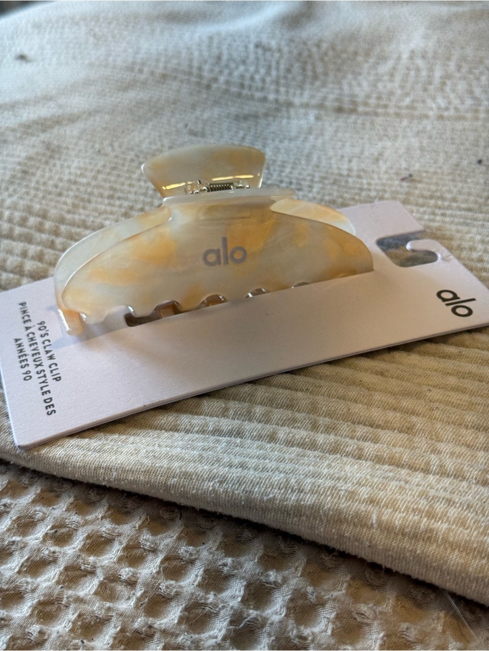 ALO Yoga Marble Resin Hair Claw Clip - Cream & Beige Swirl
